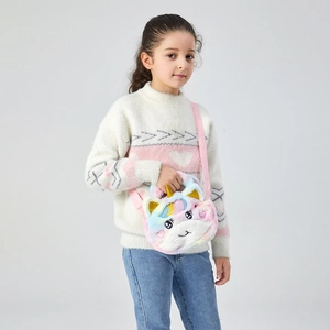Detail der Einhorn-Tasche mit goldenem Glitzerhorn und weichem Regenbogen-Plüschgewebe