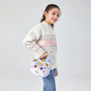 Mädchen hält flauschige Einhorn Handtasche in Pastellfarben mit goldenem Horn
