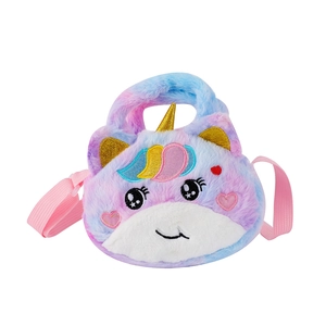 Detail der Einhorn-Plüschtasche mit Regenbogenfell, Paillettenhorn und Stickerei