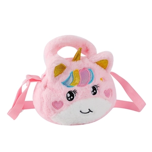 Detail der rosa Plüsch-Einhorntasche mit besticktem Gesicht und glitzerndem goldenem Horn