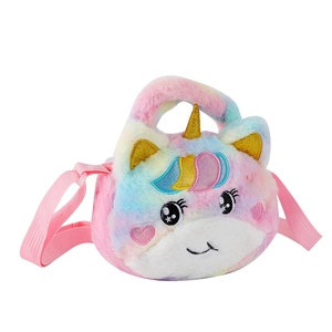 Detail der Einhorn Plüschtasche mit Regenbogenfell, glitzerndem Horn und Stickerei