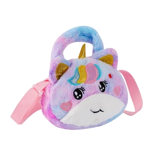 Detailansicht der Regenbogen-Plüsch-Einhorn-Tasche mit weichem Webpelz und Stickerei