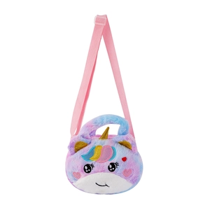 Detailansicht der Einhorn-Tasche mit Batik-Plüschfell und goldenem Paillettenhorn