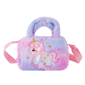 Dettaglio della borsa a unicorno in peluche con pelliccia sfumata e ricamo a fiocco