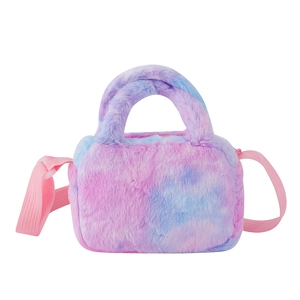 Dettaglio della borsa a unicorno in peluche con pelliccia sintetica e tracolla rosa