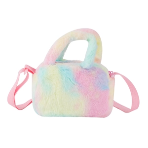 Dettaglio della borsa in peluche unicorno con cuciture pastello e morbida pelliccia