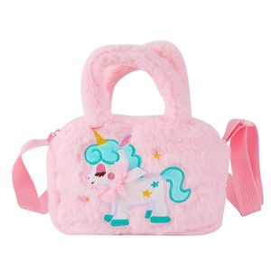 Dettaglio della borsa unicorno in peluche rosa con ricami e fiocco di nastro sottile