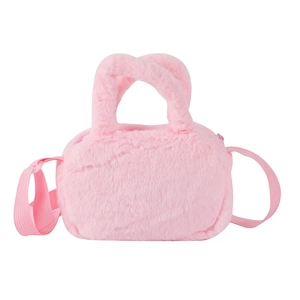 Dettaglio della borsa a tracolla in peluche rosa morbido per bambina con zip e manico