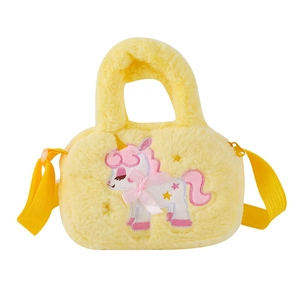 Dettaglio della borsa unicorno in peluche giallo con ricami e fiocco di raso rosa 3D