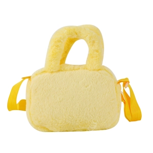 Dettaglio della borsa a tracolla in peluche giallo con texture morbida e manici