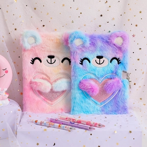 Détail de carnets en peluche ours avec fourrure dégradée, paillettes cœur et verrous