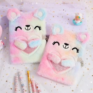 Détail des agendas ours en peluche arc-en-ciel avec verrous en métal et stylos assortis