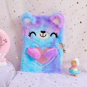 Détail du carnet ours en peluche avec dégradé violet et cadenas cœur argenté