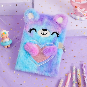 Vue détaillée du carnet peluche ours avec dégradé violet et serrure en cœur