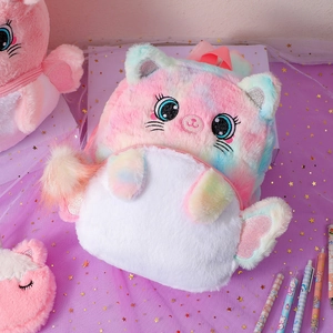 Détail du sac à dos chat en peluche avec fourrure tie-dye arc-en-ciel et oreilles pailletées