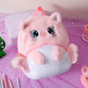 Détail du sac à dos chat en peluche avec grands yeux, fourrure rose et pattes pailletées