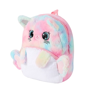 Détail du sac à dos licorne en peluche montrant la fourrure colorée et la broderie chat