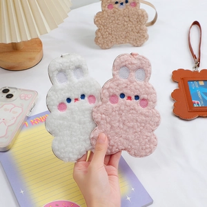 Lindo tarjetero de peluche con gancho de metal para estudiantes y mochilas