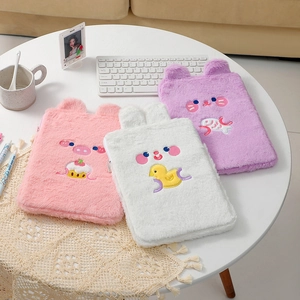 Tres fundas de peluche para tableta con orejas 3D en un escritorio acogedor
