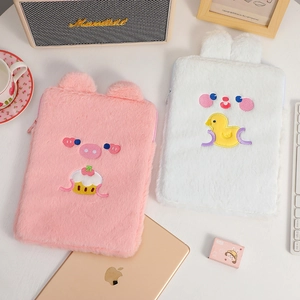 Detalle de fundas de felpa para iPad con bordados de cerditos y conejos bonitos