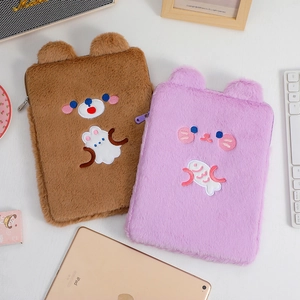 Detalle macro de funda de felpa para iPad con bordado de animal y cierre de cremallera