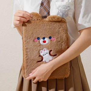 Funda de peluche marrón para iPad de 11 pulgadas con bordado de cerdito y pelo sintético suave