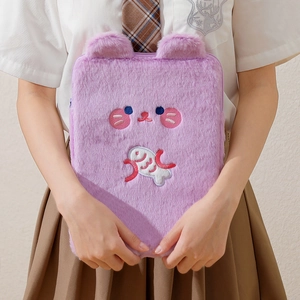 Funda de peluche morada para iPad de 11 pulgadas con bordado de gato y diseño de orejas 3D
