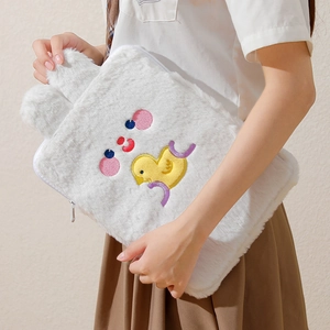 Detalle de funda de felpa blanca para tableta con bordado de pollito y detalles en 3D