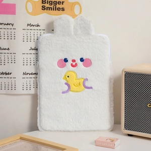 Detalle de la funda de peluche para tablet con orejas de conejo y bordado suave animal