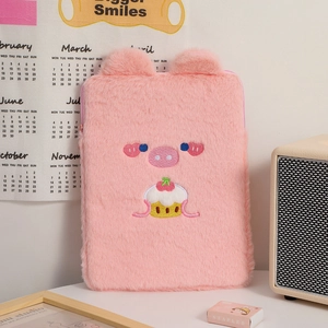 Detalle de funda para tableta de felpa rosa con pelo sintético suave y bordado de cerdito
