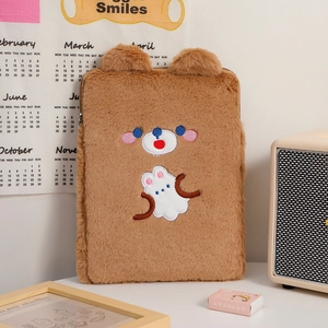 Detalle de la funda de felpa marrón para iPad de 11 pulgadas con bordado y textura suave