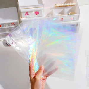 Gros plan de pochettes holographiques A5 à 6 anneaux pour cartes avec effet irisé