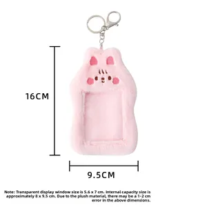 Détail du porte-carte en peluche rose avec dimensions 16x9,5 cm et porte-clés argenté