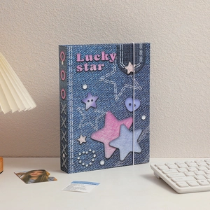 Detail van de Lucky Star denim ringband met metalen ringen en sierstiksels