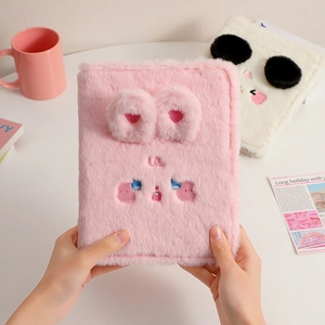 Détail du classeur lapin en peluche rose avec oreilles 3D et broderie douce