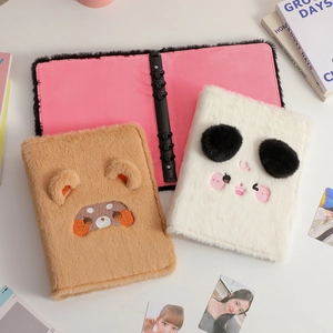 Détail de l'album classeur A5 en peluche avec intérieur en cuir rose et reliure métallique