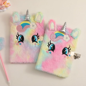 Détail du carnet licorne en peluche arc-en-ciel avec serrure argentée et petites clés