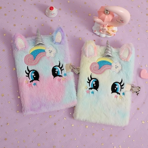 Détail de carnets licorne en peluche dégradé avec serrures métalliques et broderies