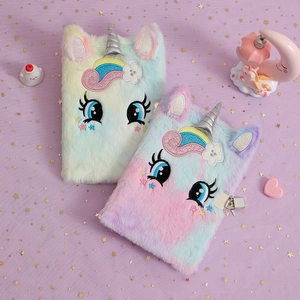 Carnets licorne en peluche avec cadenas en métal et cornes à paillettes multicolores