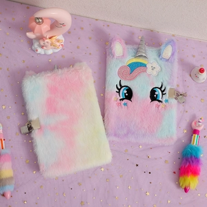 Détail du carnet licorne en peluche arc-en-ciel avec corne argentée et serrure en métal