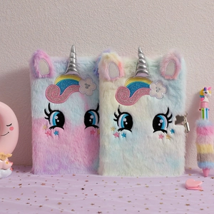 Détail du carnet licorne en peluche avec cadenas et stylo à pompon assorti