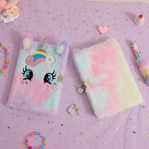 Coffret carnet licorne en peluche avec cadenas et clé sur fond violet