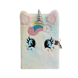 Détail du journal licorne en peluche colorée avec serrure métallique et arc-en-ciel