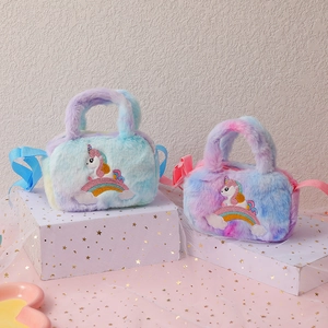 Détail du sac licorne en peluche colorée avec fourrure douce et broderie arc-en-ciel