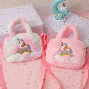 Détail du sac licorne en peluche avec broderie arc-en-ciel et paillettes pour enfant