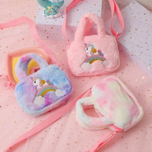 Détail de sacs licorne en peluche rose et tie-dye avec broderie et bandoulière