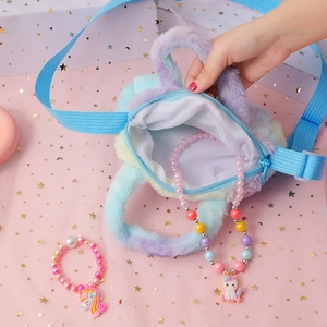 Détail du sac bandoulière en peluche arc-en-ciel avec collier et bracelet de licorne