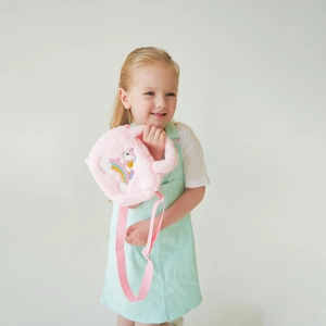 Détail du sac bandoulière licorne rose en peluche avec broderie arc-en-ciel