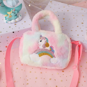 Détail du sac licorne en peluche arc-en-ciel avec broderie pailletée et sangles roses