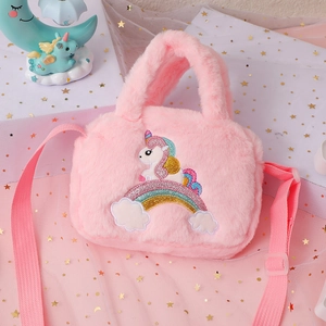 Détail du sac licorne rose en peluche avec broderie arc-en-ciel et bandoulière réglable